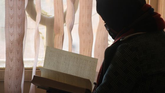 Una donna afghana legge un libro