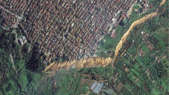 Un'immagine di Niscemi dall'alto. La frattura della frana è evidente / VANTOR