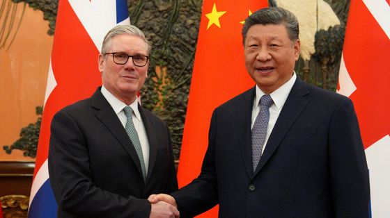 Il premier britannico Keir Starmer con il presidente cinese Xi Jinping a Pechino