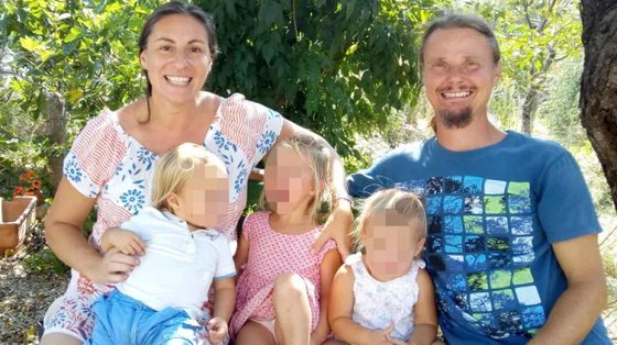 Uno scatto della famiglia anglo-australiana, che viveva nel bosco di Palmoli, in provincia di Chieti, pubblicato sul sito web della mamma, Caterine Louise Birmingham