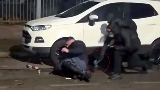 Askatasuna, l'immagine choc dell'agente picchiato. Il rischio disordini era noto da giorni