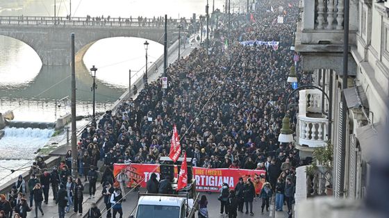 Il corteo nazionale contro lo sgombero del centro sociale Askatasuna a Torino / ANSA