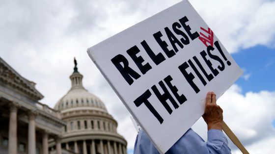 Cos'è il “kompromat” e perché i russi c'entrano molto coi file Epstein