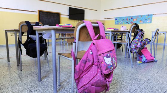 Il padre che ha picchiato la maestra davanti alla figlia a Piacenza