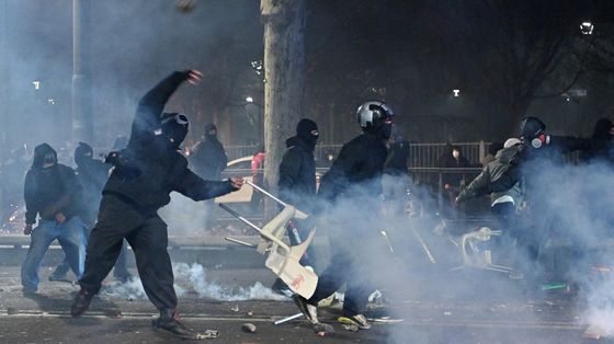 Scontri tra manifestanti e forze dell'ordine durante il corteo contro lo sgombero del centro sociale Askatasuna a Torino / ANSA