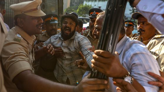 Proteste in Banglandesh scoppiate dopo il linciaggio del lavoratore indù