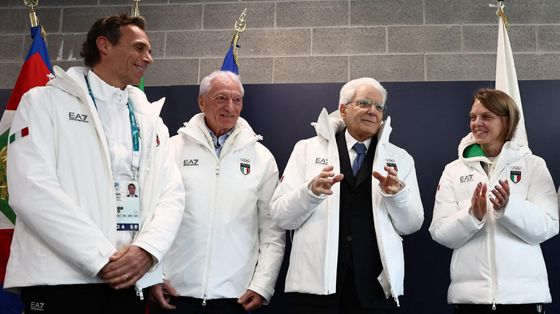 Il presidente della Repubblica Sergio Mattarella indossa la giacca delle Olimpiadi al Villaggio Olimpico