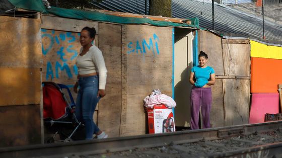 Migranti in un accampamento di Città del Messico, dove si sono stabiliti non riuscendo a entrare negli Stati Uniti