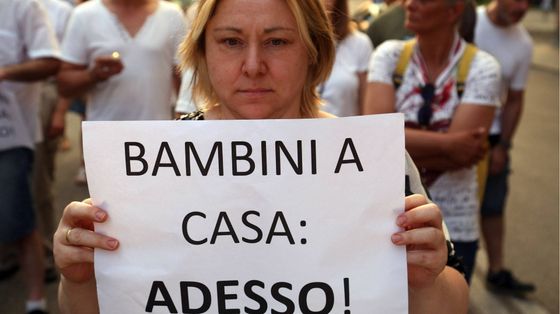 Una fiaccolata a sostegno dei genitori di Bibbiano nel 2019