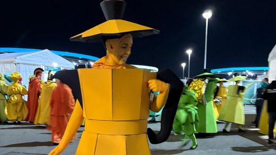 «Io moka gialla e mio marito un paparazzo, così abbiamo impersonato l’Italia migliore»