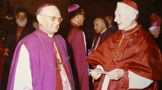 Il cardinale Liénart (a destra) con il vescovo Marcel-Marie Dubois (a sinistra) al Concilio Vaticano II