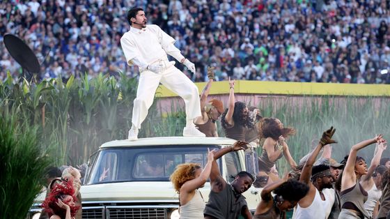 Lo show "latino" di Bad Bunny al Super Bowl, l'ira di Trump: a chi fanno paura gli artisti?