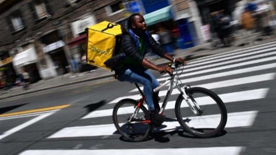 Rider sfruttati e sottopagati, inchiesta sul colosso spagnolo Glovo