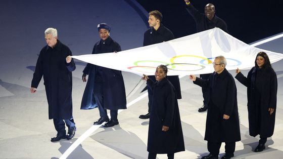 Filippo Grandi (il primo portabandiera a sinistra) durante la Cerimonia inaugurale