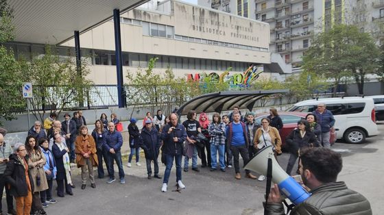 Un presidio dei cittadini davanti alla Biblioteca di Foggia, che resta chiusa
