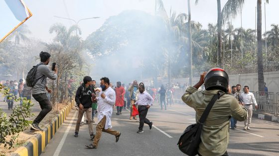 Manifestanti si scontrano con la polizia fuori dalla State Guest House Jamuna, residenza ufficiale di Muhammad Yunus, a Dacca, lo scorso 6 febbraio