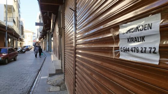 La serranda di un negozio abbassata sulla strada di una città turca