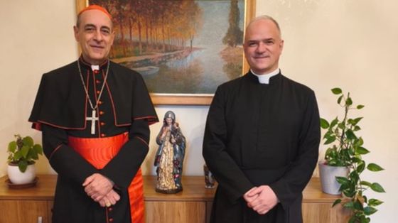 Il prefetto del Dicastero per la dottrina della fede, cardinale Víctor Manuel Fernández, assieme al superiore generale della Fraternità sacerdotale San Pio X, don Davide Pagliarani, in Vaticano