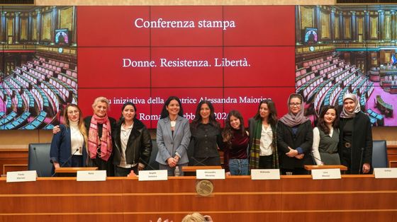 Le donne afagne insieme all'autrice del volume e le rappresentanti dell'associazione Nove. Foto associazione Nove