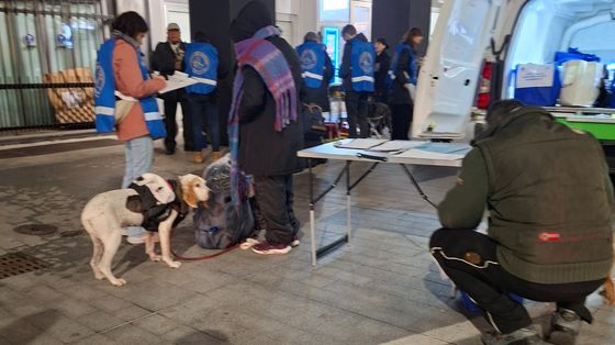 Un momento del censimento dei senzatetto a Milano