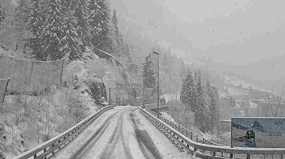 Svizzera, treno deraglia per una valanga: diversi feriti