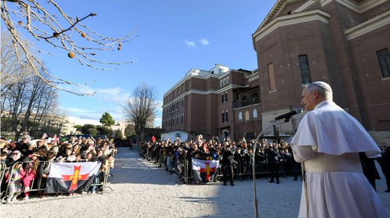 Il Papa a Ostia: «Territorio ferito. Ma non rassegnatevi al sopruso e all’ingiustizia»