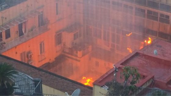 Le fiamme, il crollo della cupola, il dolore di Napoli: il teatro Sannazaro non c'è più