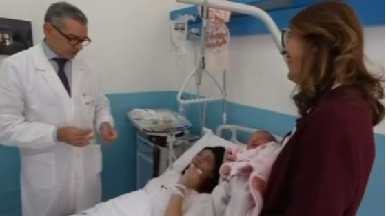 Un frame del video girato dalla troupe del Tg1 all'ospedale di Gela: Claudia, la maestra Amalia e la piccola Amalia Patrizia