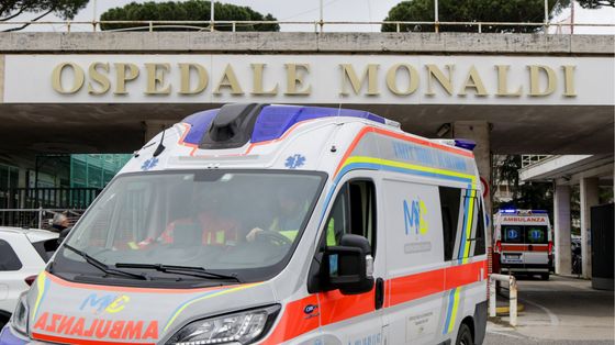 Le ambulanze fuori dall'ospedale Monaldi di Napoli, dove il piccolo Domenico è ricoverato