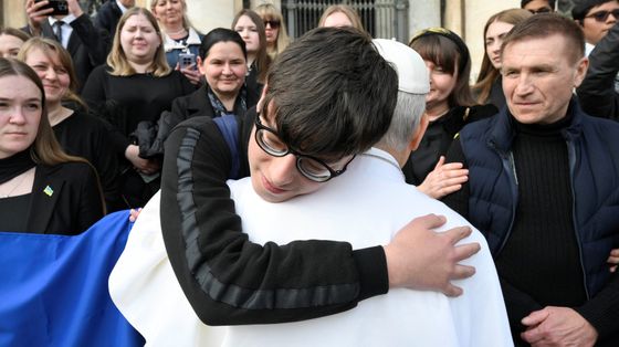 Leone XIV abbracciato da Victor Mocreac, lo studente ucraino che ha lo zio catturato dai russi
