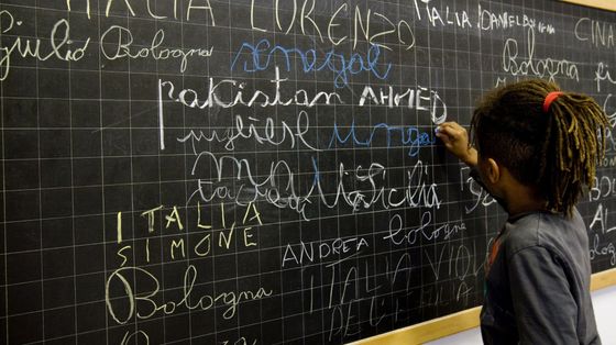 La "fuga dei bianchi" dagli istituti di periferia: dove nasce la segregazione scolastica