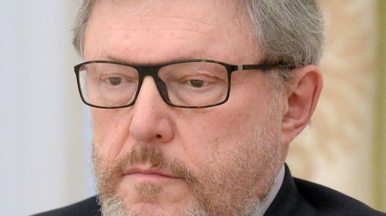 In primo piano, Grigorij Javlinskij: indossa giacca, cravatta e occhiali