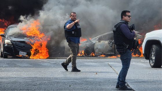 I veicoli dati alle fiamme dai membri della criminalità organizzata per bloccare una strada in seguito all’operazione militare durante la quale è stato ucciso il boss El Mencho