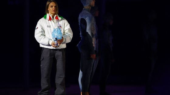 Lo spegnimento della fiamma olimpica tra le mani di Arianna Fontana