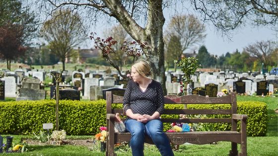 Una giovane donna sola, al cimitero