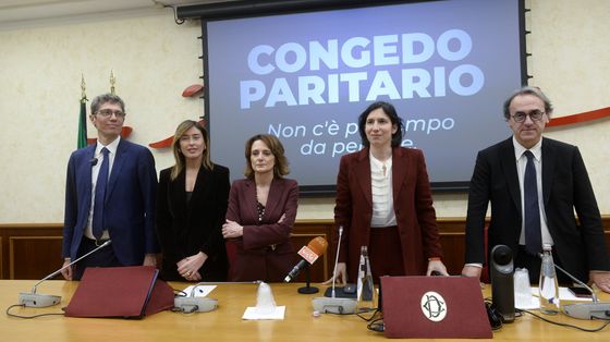 Cos'è il congedo parentale paritario e perché ha fatto litigare maggioranza e opposizione
