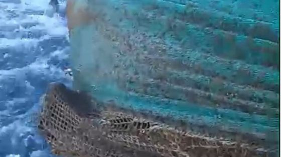 A Lampedusa i pescatori trovano le barche dei migranti impigliate nelle reti