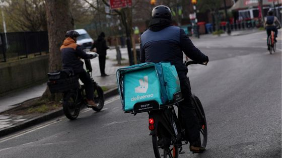 Caporalato sui rider, controllo giudiziario per Deliveroo