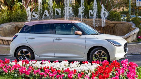 Swift Sakura, sboccia al Festival una Suzuki floreale "a tempo"