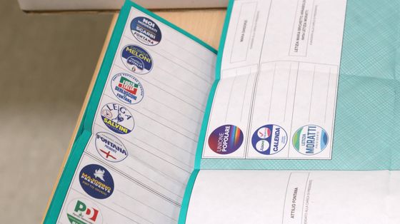 Schede elettorali aperte verdi con i simboli dei vari partiti