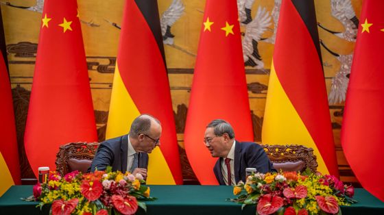 Il cancelliere tedesco Friedrich Merz con il premier cinese Li Qiang nella Grande Sala del Popolo