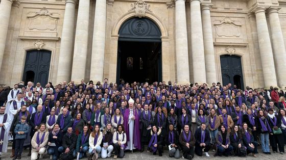 Catecumeni della diocesi di Versailles con il vescovo Luc Crepy, dopo il Rito di elezione domenica scorsa