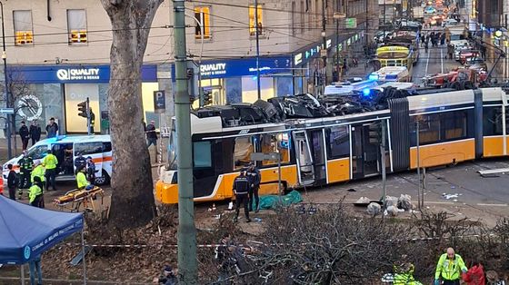 Il boato, i vetri rotti, lo choc: «Il tram è piombato a pochi metri da me»
