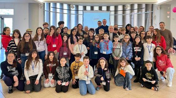 Il vescovo Crociata (al centro) con i partecipanti al Consiglio pastorale dei ragazzi a Cisterna di Latina