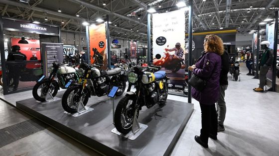 Tre moto esposte nell'edizione 2025 di Motodays, con visitatori che l'ammirano