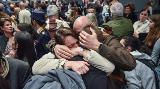 È atterrato il volo da Abu Dhabi che ha riportato a casa 200 studenti italiani da Dubai, dove da sabato sono avvenuti bombardamenti dopo l'attacco di Usa e Israele all'Iran / ANSA