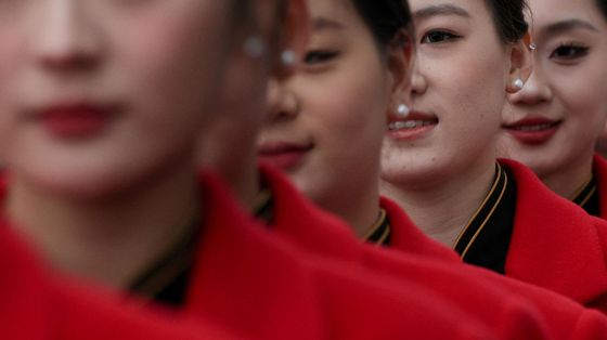 Tutto pronto in piazza Tiananmen a Pechino per l'apertura del Congresso nazionale del popolo presso la Grande Sala del popolo