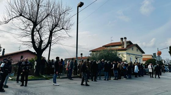 La fiaccolata davanti alla casa famiglia di Vasto che ospita i figli di Catherine Birmingham e Nathan Trevallion, per contestare la decisione di allontanare la madre della "famiglia del bosco" dai suoi bambini / ANSA