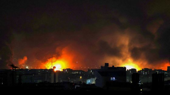 Il Mehrabad International Airport di Tehran in fiamme nella notte / AFP