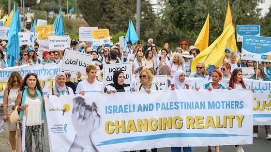 L’ultima marcia congiunta di Women of the sun e Women wage peace si è svolta a Gerusalemme il 4 ottobre 2023 La solidarietà fra le due organizzazioni ha resistito alla strage di Hamas e al massacro della guerra in cui sono morte 46 attiviste